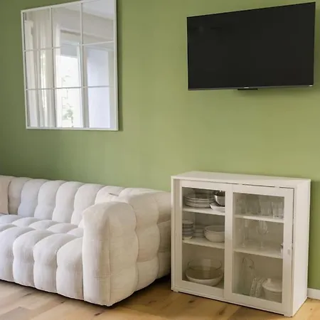 Nuovo Bianco Appena Ristrutturato