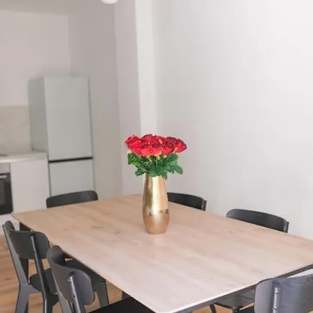 Nuovo Bianco Appena Ristrutturato Apartament