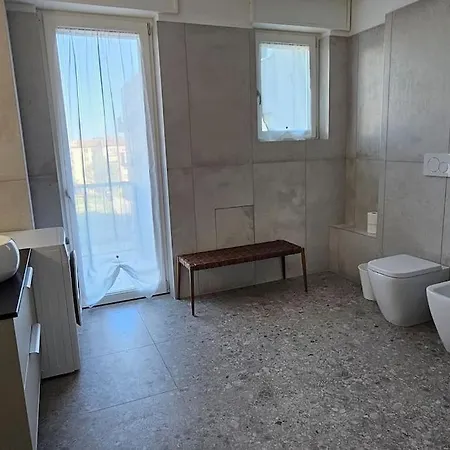 Nuovo Bianco Appena Ristrutturato Apartament *