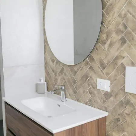 Nuovo Bianco Appena Ristrutturato