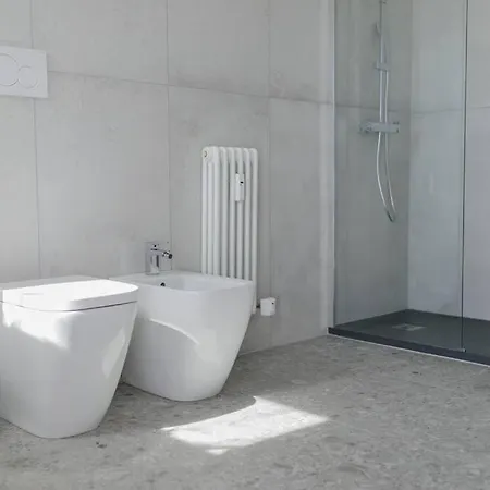 Nuovo Bianco Appena Ristrutturato Apartament