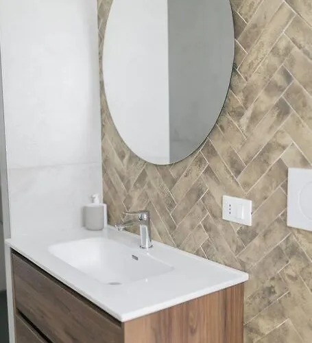 Nuovo Bianco Appena Ristrutturato