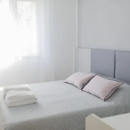 Nuovo Bianco Appena Ristrutturato Apartamento