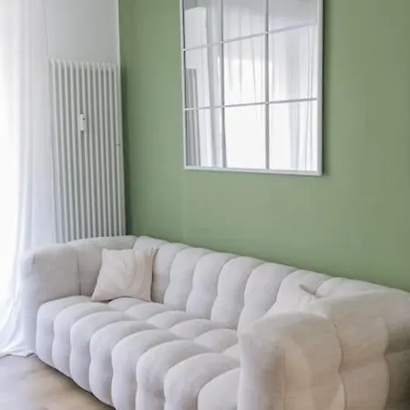Nuovo Bianco Appena Ristrutturato Apartamento