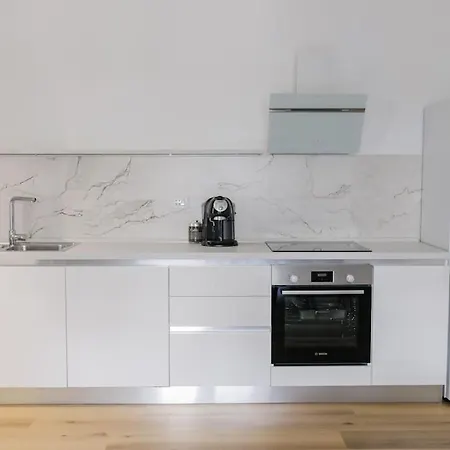 Nuovo Bianco Appena Ristrutturato Apartamento *
