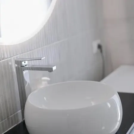 Nuovo Bianco Appena Ristrutturato Apartamento